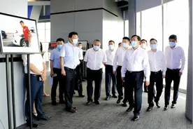 武汉市委书记、市长莅临武汉绿地中心调研 加快建设城市新地标图片