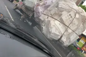 交通拍客 | 这样违法了！海口一小货车变身“大块头”拉货图片