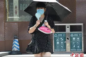 重庆迎来高温天气 市民全副武装出行图片
