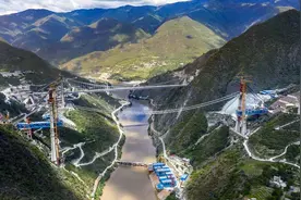 飞跨虎跳峡！世界首座大跨度钢桁梁铁路悬索桥首片主跨钢桁梁架设成功图片