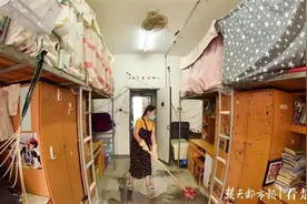 暖心！高校党员教师变身保洁员，助力毕业生温暖“回家”图片