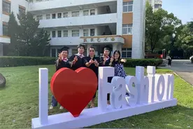 返校毕业生获赠定制版学位服！学生说要珍藏一生图片