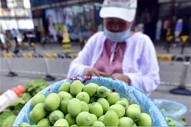 莲蓬新鲜上市，价格有点贵图片