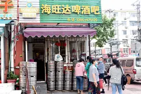 老城酒馆鲜爽散啤 这是青岛人金不换的惬意生活图片