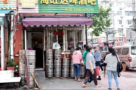 老城酒馆鲜爽散啤 这是青岛人金不换的惬意生活图片