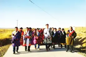 求婚送哈达 婚书用诗歌 华锐藏族婚俗是集歌唱娱乐于一体的民俗活动图片