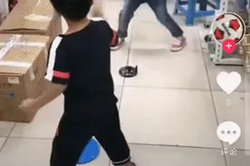 小心这款网红玩具！幼儿摔倒，杆子插入眼睛......图片