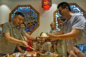 “错换人生28年”的哥俩，过了一个特殊的生日……图片