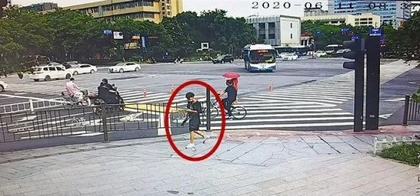 发现和多名男子有暧昧，于是转走了她手机里的2万块钱……