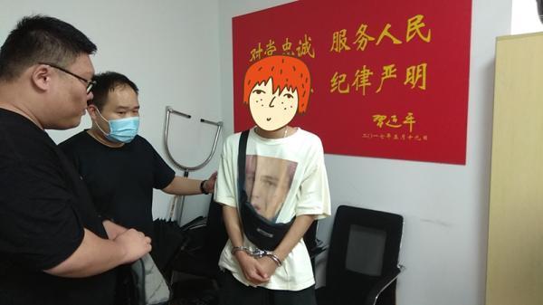 发现和多名男子有暧昧，于是转走了她手机里的2万块钱……