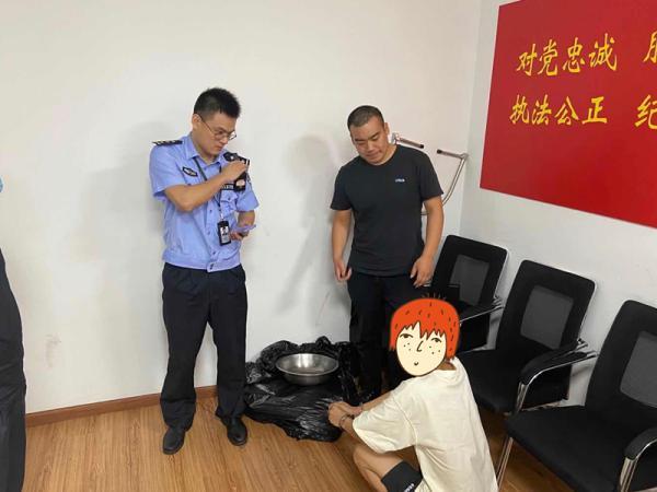 发现和多名男子有暧昧，于是转走了她手机里的2万块钱……