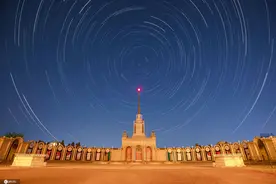 北京：展览馆天空晴朗 夜晚星轨格外漂亮图片
