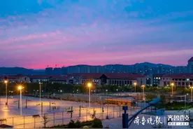 玫瑰色的晚霞映衬下，山大青岛校区美如童话图片