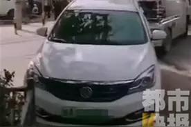 严惩！西安一司机将车停在铁路上，火车被逼停一个多小时图片