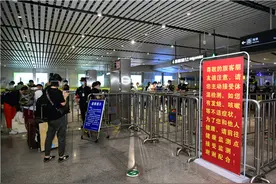 潇湘晨报记者实地探访长沙火车南站、黄花国际机场等地，高铁长沙出站需要“一红一绿”图片