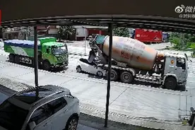 可怕！小轿车惨遭渣土车和水泥罐车夹击，几成废铁图片