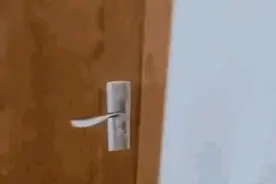 家住五楼小伙早起上班，打开门发现楼梯没了……图片