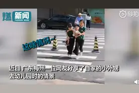 小朋友不想去幼儿园，老师连拖带拽扛进门：好不容易开学了，还想跑？图片