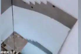 尴尬！小伙一觉醒来楼梯没了，网友们笑疯了图片