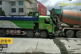 惨烈！小轿车遭渣土车和水泥罐车夹击，几乎成废铁图片
