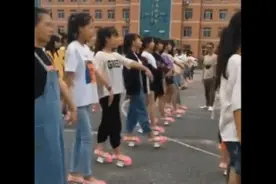 传统文化or文化糟粕？学生穿花盆鞋学走格格步引争议图片