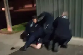 澳土著男子被3名警察摁地上 反复遭暴打 路人怒了图片