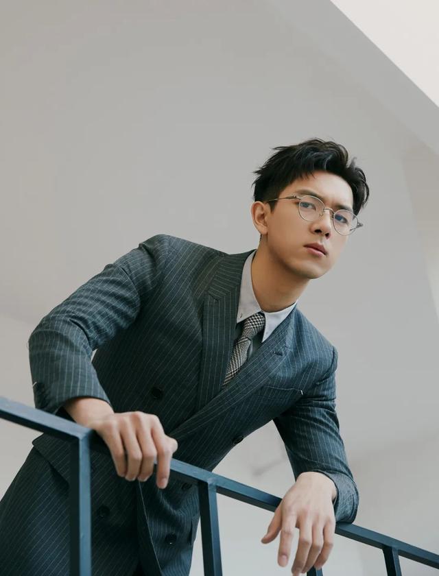 戴上金丝眼镜的帅哥哥们就两个字:想嫁