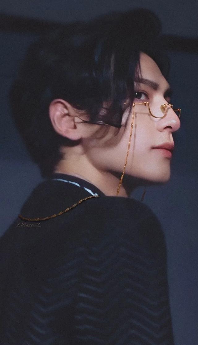 手指推了推金丝眼镜性感而又魅惑像忧郁的王子又像腹黑的霸道总裁"呕