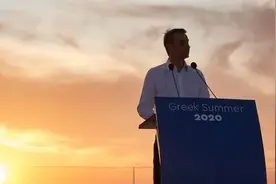 希腊总理亲临圣托里尼，为旅游业重启加油打气图片