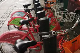 多位市民反映，杭州的小红车突然借不了，公共自行车公司正在排查图片