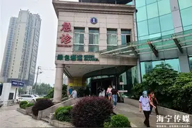 父子三人在家吃火锅，妈妈回来一看慌了！尤其9岁小儿子…图片