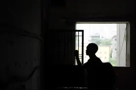 尴尬！小伙出门上班竟发现楼梯没了，网友都看笑了图片