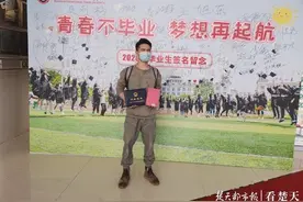 每人一本毕业纪念册，武汉商贸职业学院欢迎学子回家图片
