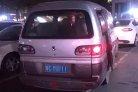珠海3司机楼下挪个车，将街坊4辆车撞烂！3人连夜被警察抓走……图片