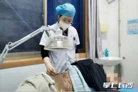 白领女子压力爆棚常腹胀疼痛，医生提醒与这些因素有关图片