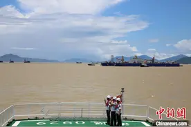 深中通道首节万吨沉管浮运完成图片