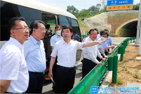 张海波现场办公督导环山路沿线环境整治和绿化提升工作图片