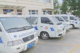 救护车送病患至医院 却因无能力救治被拒图片