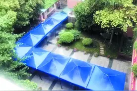“爱心雨棚”，头顶撑起一片天图片