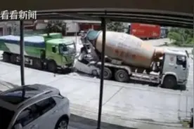 触目惊心！小车被重卡追尾顶上水泥车成“夹心饼”图片