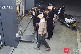 要求退还恋爱花费遭拒后，男子将前女友裸照发给其现男友图片