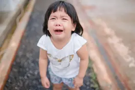 眼睛肿的像铜铃，为什么哭完眼睛会水肿？图片