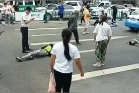 揪心！4名小学生一起过马路，走在斑马线上被出租车撞飞…图片