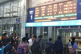 受四川暴雨影响 沪蓉铁路、达成铁路部分旅客列车晚点图片