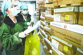 疾控人员赴万吨冷库取样检测图片