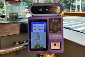@深圳老人，刷身份证就能坐公交车啦！图片