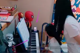 吴尊女儿上网课学钢琴，妈妈林丽吟一旁指导，有用吗图片