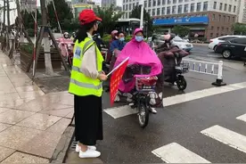 日照黄海高中文明劝导活动：礼让斑马线，我为你点赞图片