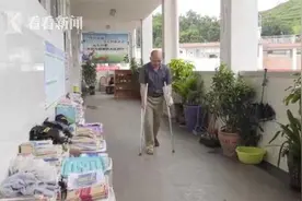 高三教师坚持拄拐上课：为了孩子 一切都是值得的图片