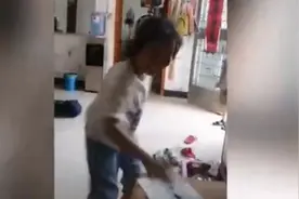 豪横！小学生考100分时能有多自信？女生“啪”把卷子一摔，弟弟一动作亮了图片